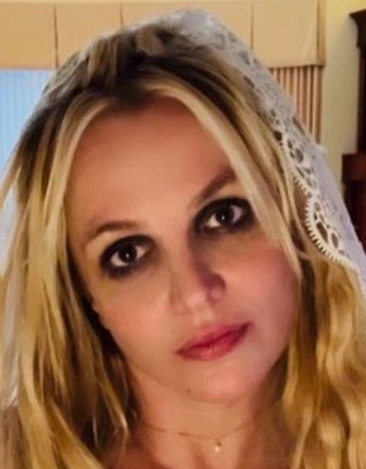 Спустя 22 года: Бритни Спирс повторила свой культовый образ