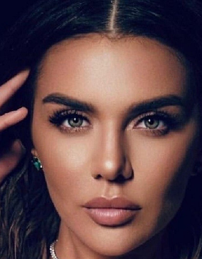 Анне Седоковой — 40: почему перестала общаться с отцом и что вспоминает о «ВИА Гре»