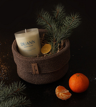 Праздничный набор Cosy Box от DUANN — это ароматная свеча из соевого воска, блеск-бальзам для губ 3в1, а также фирменная плетеная корзина из хлопкового волокна ручной работы.