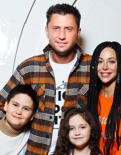 Павел Прилучный с детьми и беременной женой и другие звезды на премьере фильма «Елки-иголки»