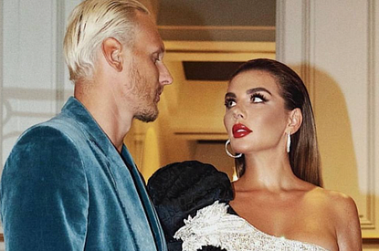 На фоне слухов о разводе: Анна Седокова поделилась откровенным снимком с мужем