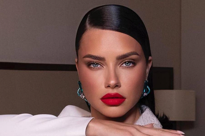 Не узнать: Адриана Лима впервые вышла на подиум после родов