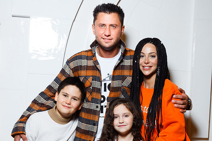 Павел Прилучный с детьми и беременной женой и другие звезды на премьере фильма «Елки-иголки»