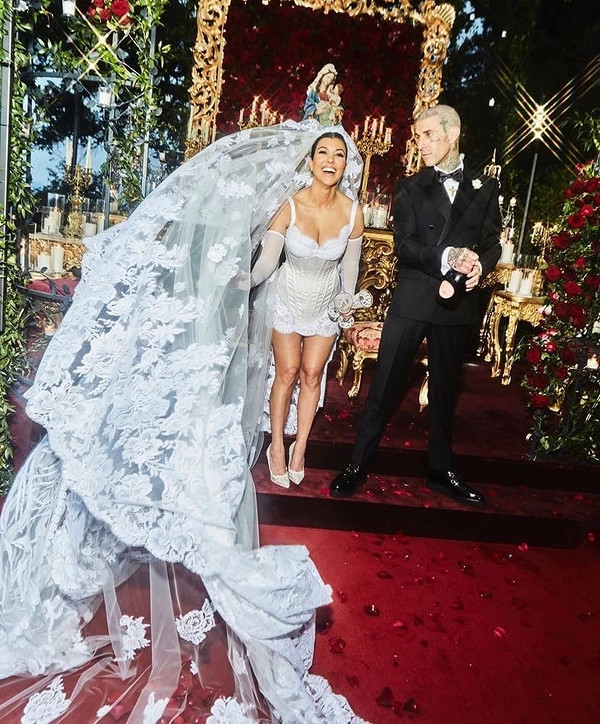Итоги года: 7 звездных голливудских пар, которые сыграли свадьбу в 2022-м