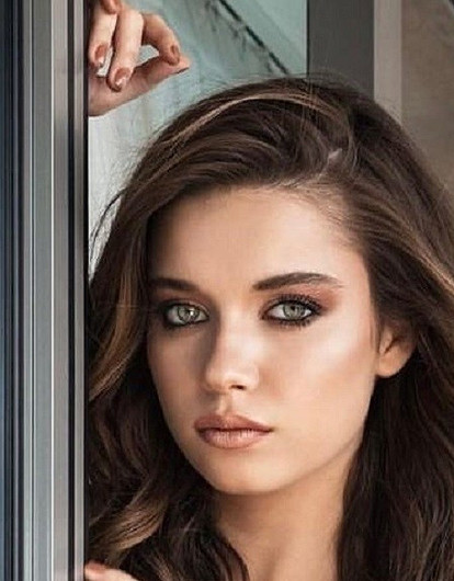 Афра Сарачоглу: 10 интересных фактов о восходящей звезде турецкого кино