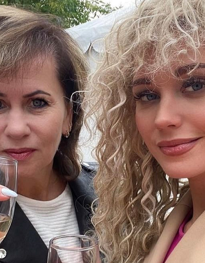 Мама Харламова любезничает с Ковальчук после ссоры с Асмус