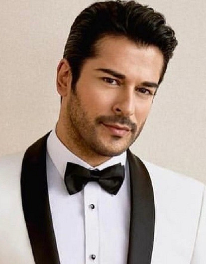 Бурак Озчивит: долгий путь к успеху, знакомство с женой и слухи об изменах