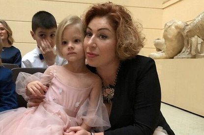 «У Алисы есть проблемы с координацией»: мама Тимати рассказала о внучке