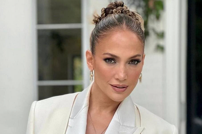 Дженнифер Лопес встретила Рождество в необычном платье (фото)