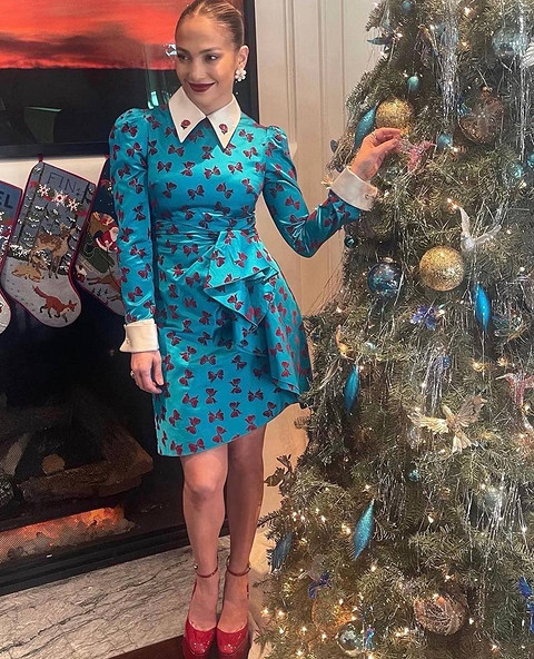 Дженнифер Лопес встретила Рождество в необычном платье (фото)