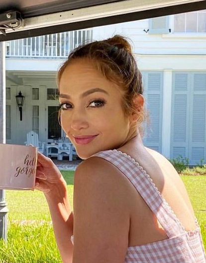 «Звучит безумно»: Дженнифер Лопес рассказала о тяжелом детстве