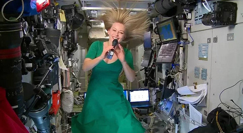 Юлия Пересильд приняла участие в музыкальном номере, снятом в космосе