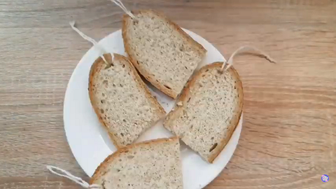 Сделать петельки из ниток, продеть в кусочки хлеба с помощью ножа.