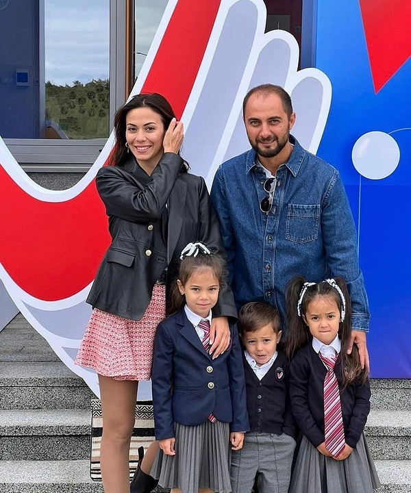 Демис Карибидис с женой и детьми