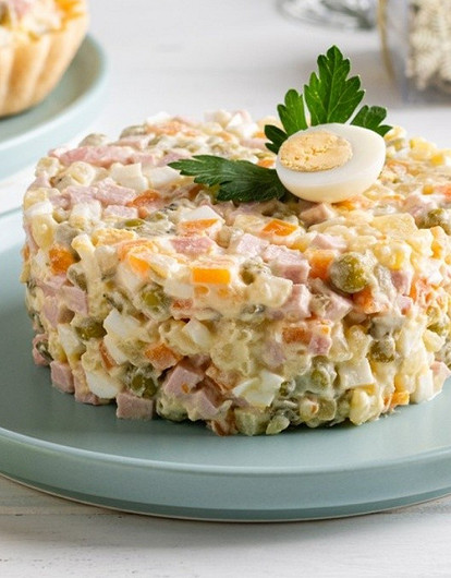 5 небанальных рецептов салата «Оливье»: с курицей, креветками и не только