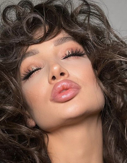 Понитейл, XL-объем и другие варианты: прическа на Новый год 2023