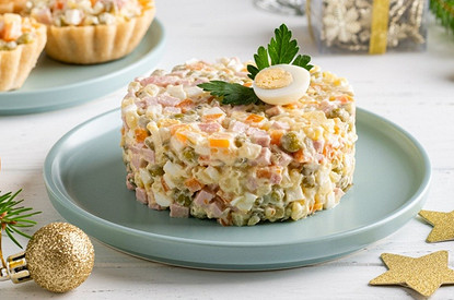 5 небанальных рецептов салата «Оливье»: с курицей, креветками и не только