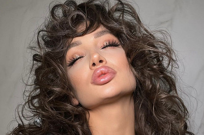 Понитейл, XL-объем и другие варианты: прическа на Новый год 2023