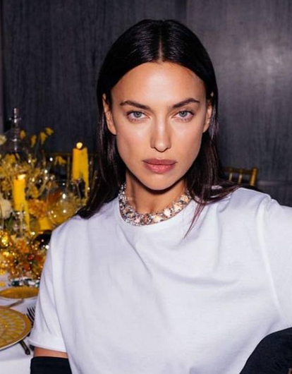 Ирина Шейк примерила откровенный наряд