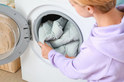 Как постирать пуховик в стиральной машине и вручную: 6 правил