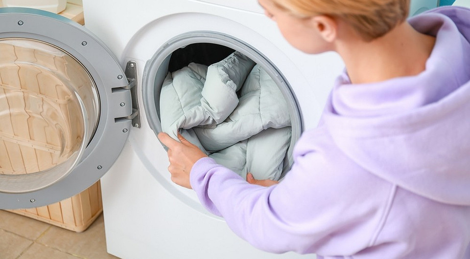 Как постирать пуховик в стиральной машине и вручную: 6 правил