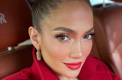 Дженнифер Лопес примерила красный тотал лук