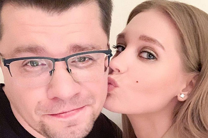 «Запретил съезжать»: Кристина Асмус заявила, что после развода продолжает жить с Харламовым