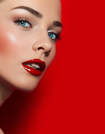 Обесцвеченные брови и стразы: 7 правил новогоднего макияжа 2023