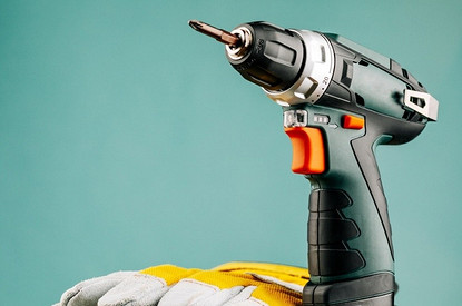 Взбить сливки, отмыть нагар и еще 4 способа использовать дрель, если ты — девушка