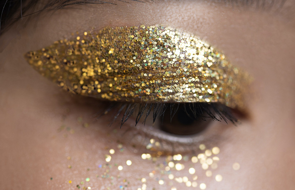 Обесцвеченные брови и стразы: 7 правил новогоднего макияжа 2023