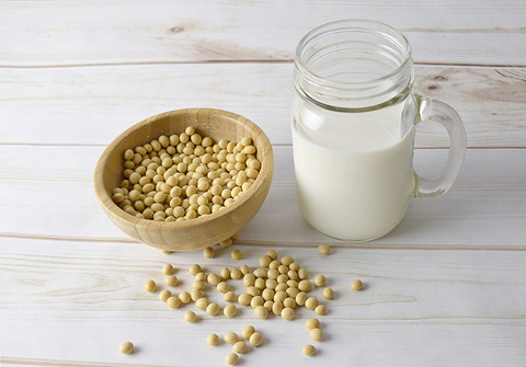 Оно легко может заменить коровье. В нем есть и белок, также сейчас растительное молоко дополнительно обогащают кальцием и витаминами, необходимыми организму.