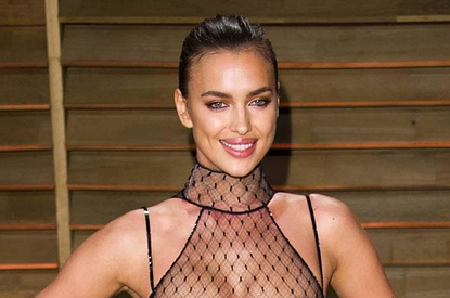 Укороченные брюки, высокие сапоги и шапка: Ирина Шейк замечена на прогулке в Нью-Йорке