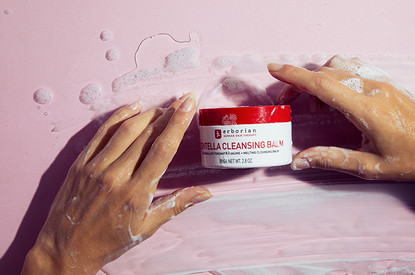 Термостойкая тушь, крем для волос 12-в-1 и другие бьюти новинки этой недели