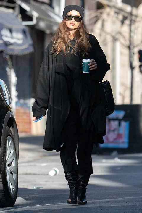 Укороченные брюки, высокие сапоги и шапка: Ирина Шейк замечена на прогулке в Нью-Йорке
