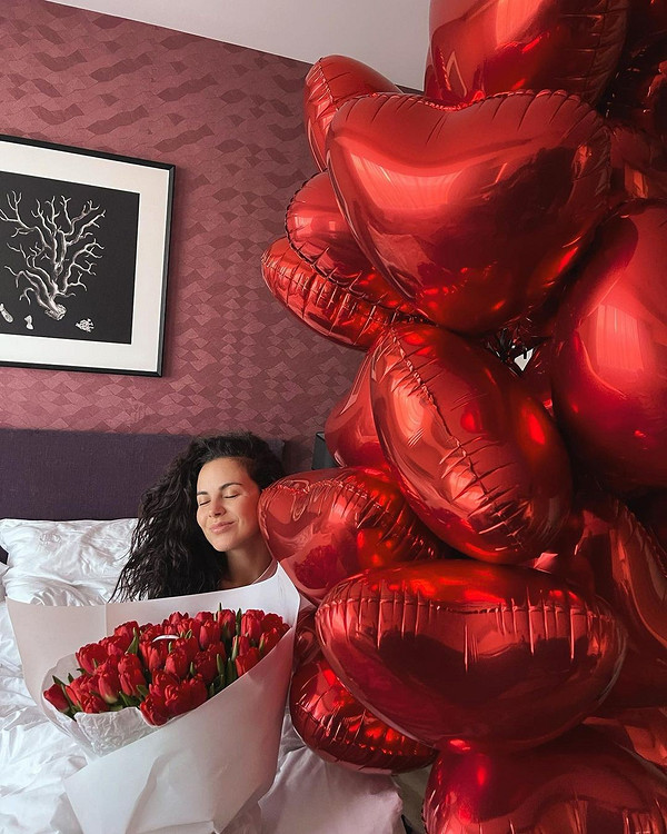 Как звездные пары отметили День святого Валентина: 27 романтичных фото и видео
