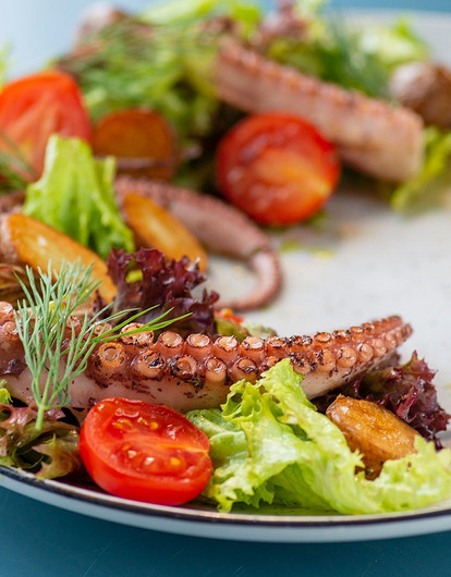 С рисом, пастой, овощами: как вкусно приготовить замороженный морской коктейль (8 рецептов)