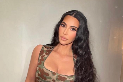 Розовые ботфорты, парка и солнцезащитные очки: Ким Кардашьян появилась на публике в ярком образе