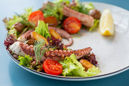 С рисом, пастой, овощами: как вкусно приготовить замороженный морской коктейль (8 рецептов)