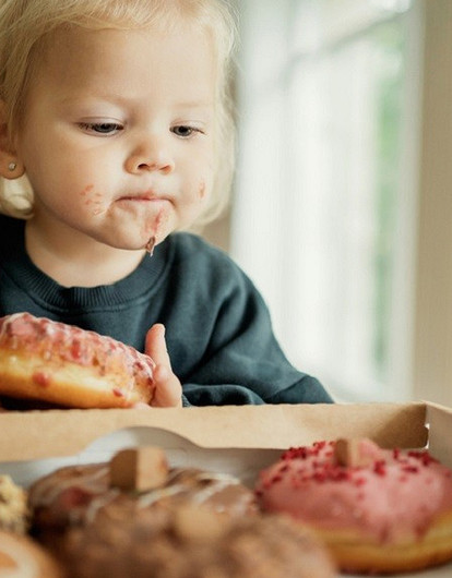 Как отучить ребенка переедать: 3 правила от эксперта