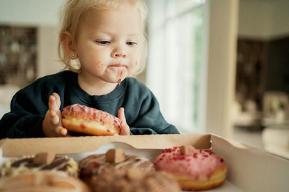 Как отучить ребенка переедать: 3 правила от эксперта