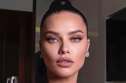 Модель Адриана Лима станет мамой в третий раз