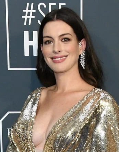 Энн Хэтэуэй замечена на свидании с мужем в Италии