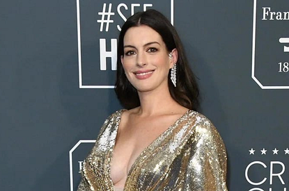 Энн Хэтэуэй замечена на свидании с мужем в Италии