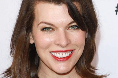 Редкий выход: Мила Йовович появилась на публике в нежном образе