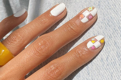 Белый маникюр — тренд весны 2022 (60 нескучных идей)