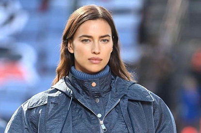 Ирина Шейк показала, как носить платье с откровенным декольте