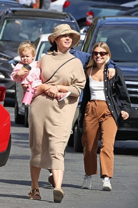 Дочки-матери: Кэти Перри отправилась на прогулку с дочерью Дейзи