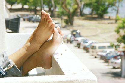 Дело не только в уходе: почему у тебя сухие пятки и что с этим делать