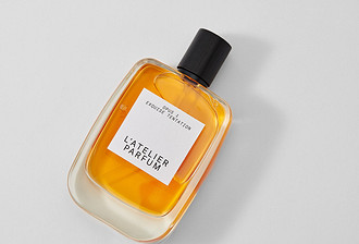 Парфюмерная вода L’Atelier Parfum Exquise Tentation.Композиция открывается яркими нотами черной смородины, розового перца и бергамота. Потом в игру вступают ваниль, миндаль и пралине, кот...