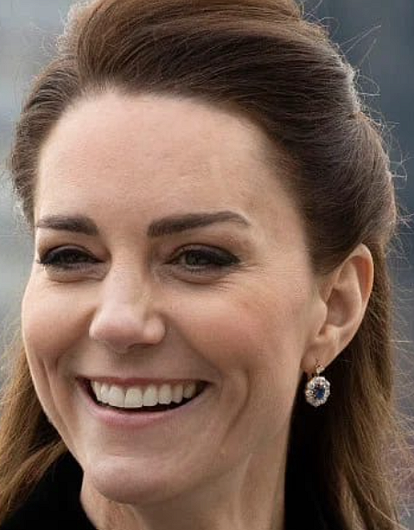 Новый выход: Кейт Миддлтон появилась на публике в строгом платье